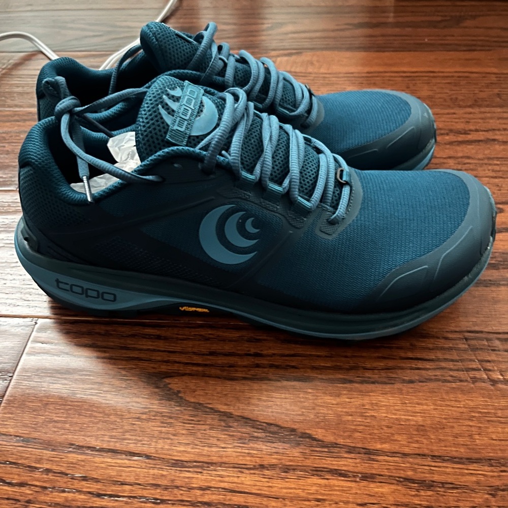 Topo Terraventure 4 (brand new!) size 9